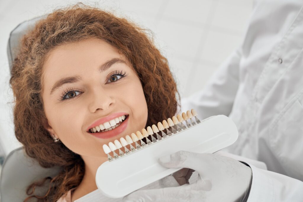 imagen de una chica en consulta mostrando su sonrisa para elegir el color de las carillas