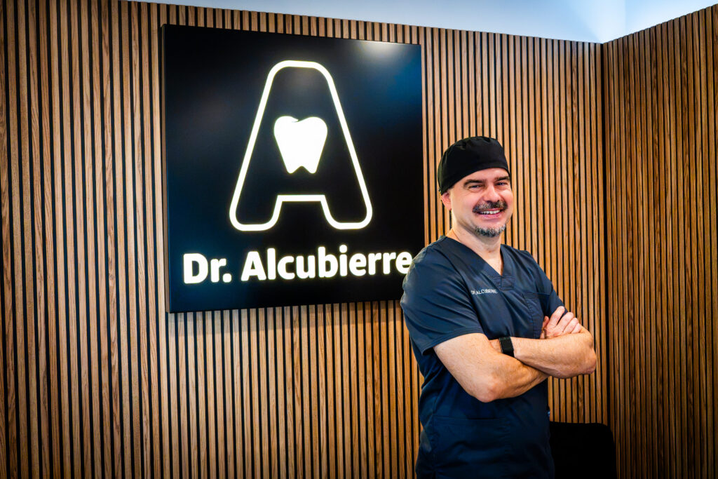 imagen del doctor Alejandro Alcubierre en la clinica dental en vilanova i la geltru