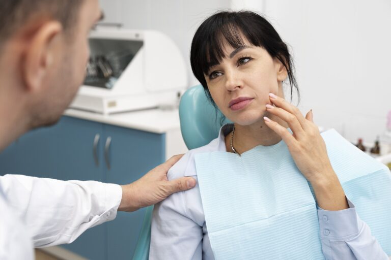 imagen de una paciente en consulta del dr alcubierre con dolor en la articulacion temporomandibular